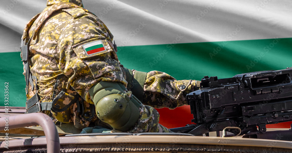 Naklejka premium Bulgaria flag with soldier at machinegun turret