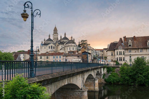 Die Kathedrale Saint Front und Pont Berris in Pèrigueux, Dordogne, Frankreich 