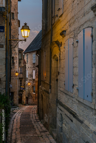 Foto Abendstimmung in einer Altstadtgasse von Pèrigueux, Dordogne, Frankreich