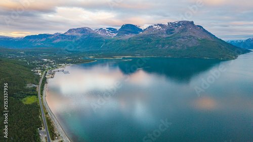 Foto drone overview of a coastal highway stretching along the mirror-like fjord in Sk