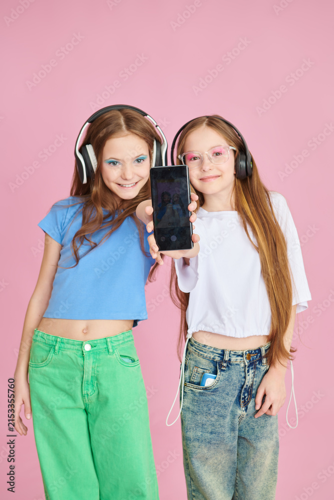 Obraz premium Teenage Digital Friends
