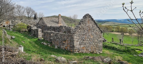 Canvastavla Les ruines du hameau de L'Hôpital, avec ses magnifiques anciennes maisons de gra