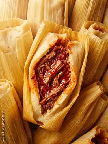 Fotografía Macro Close Up of Open Authentic Mexican Tamale with Shredded Beef and Red Sauce