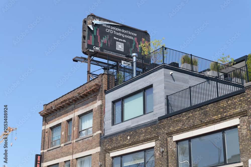 Fototapeta premium rooftop billboard for CFD Trading by CMC Markets on the Danforth, Toronto