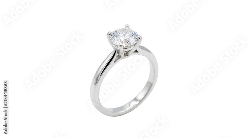 Fotografie Brilliant round cut diamond engagement ring with shiny silver band isolated on a