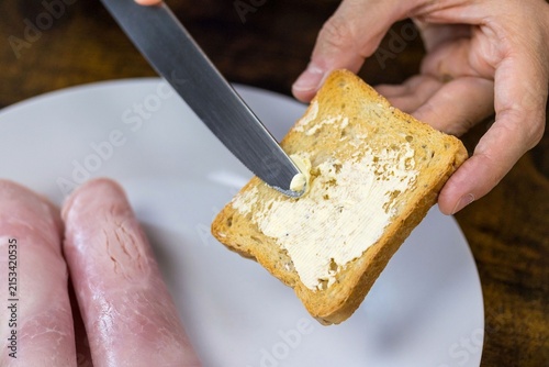 biscotte beurrée et jambon dans une assiette