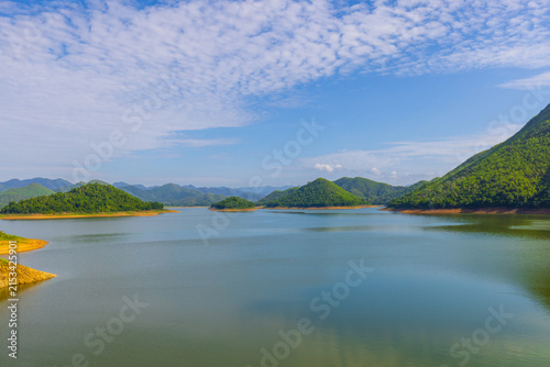 Bild auf Leinwand Kaeng Krachan Dam Scenic View of Lake and Mountains,Wide-angle scenic view of Kaeng Krachan Dam in Thailand, featuring numerous small, lush green islands scattered across the vast, calm turquoise