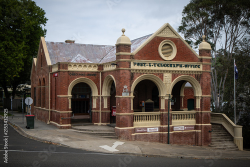 Foto Ornate red brick historic Post and Telegraph Office building Omeo Australia