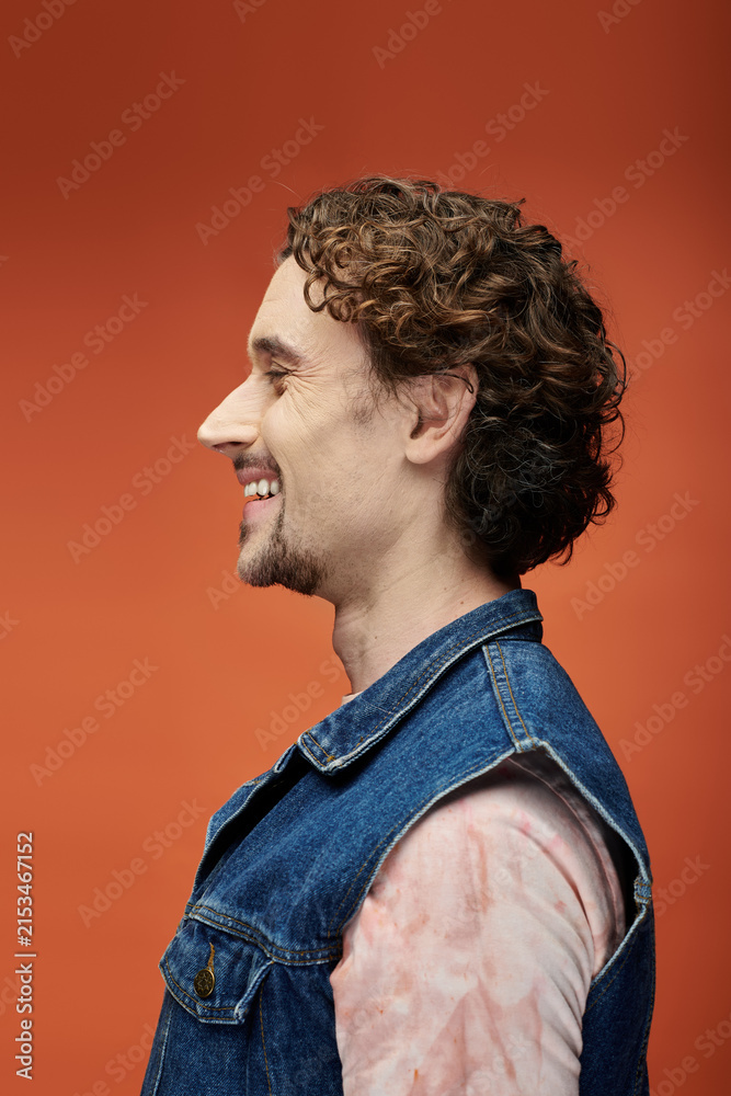 Obraz premium Emotional expression of a handsome man in stylish attire against a vibrant backdrop