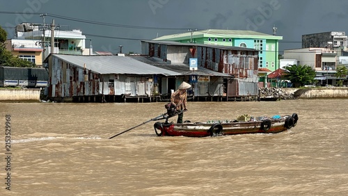 Quadro su tela Vietnamese Boat Operator on the Mekong River in Vietnam