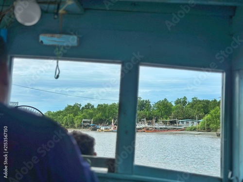 Cuadro en lienzo Scenic riverside community view with traditional boats in Thailand seen through