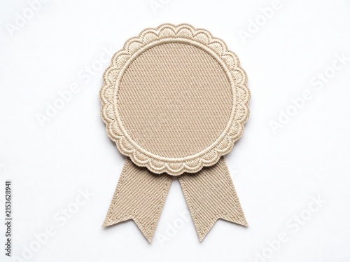 Quadro su tela Blank beige award ribbon with scalloped edges on white background
