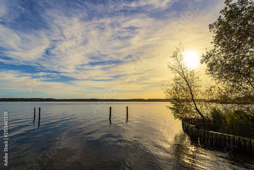 Sonnenaufgang und Dalben am Plauer See in der Stadt Plau am See