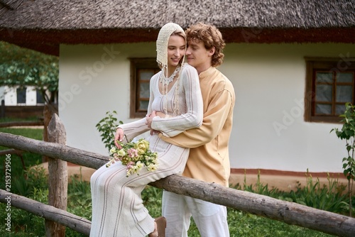 Canvastavla Romantic couple embraces in boho outfits surrounded by natures beauty