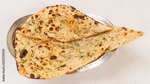 Foto Traditional Indian garlic naan bread with melted butter and fresh cilantro
