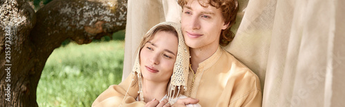 Foto Elegant ethnic couple cherishing love in nature with boho fashion