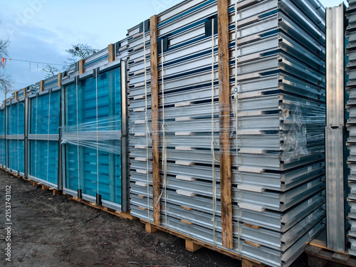 Quadro su tela Highway noise is reduced by clear protective panels