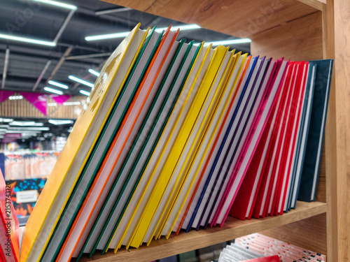 Fotografía An array of hardcover notebooks in multiple colors, ready for sale on a supermar