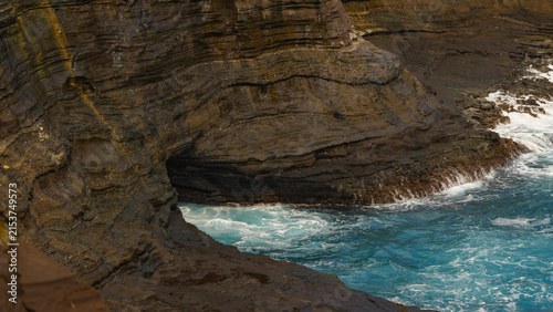 Fotografía Blue water along the coastal cliffs of Oahu, Hawaii