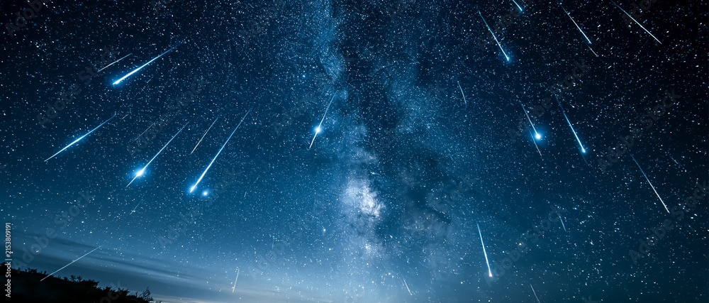Obraz premium 夏の夜空を彩るペルセウス座流星群と天の川