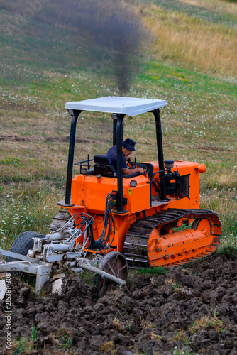 aratura con trattore cingolato