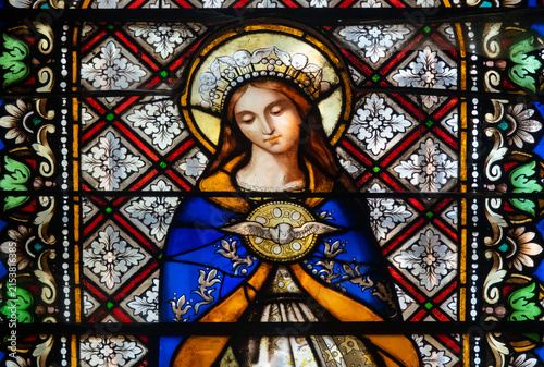 Quadro su tela Stained glass (19th century) of Virgin Mary and the Holy Spirit.