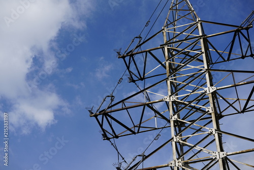 Foto High voltage power transmission tower with electrical wires and insulators again