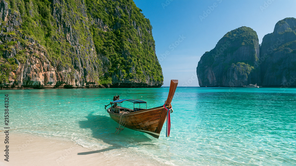 Obraz premium Traditional longtail boat at Maya Bay in Thailand. Perfect tropical vacation destination for tourism and travel.