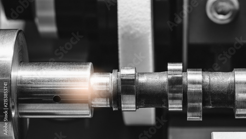 Foto Emery grinder processes car crankshaft at car service center