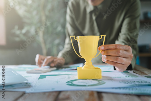 Foto ESG achievement sustainability award concept, professional hands holding yellow