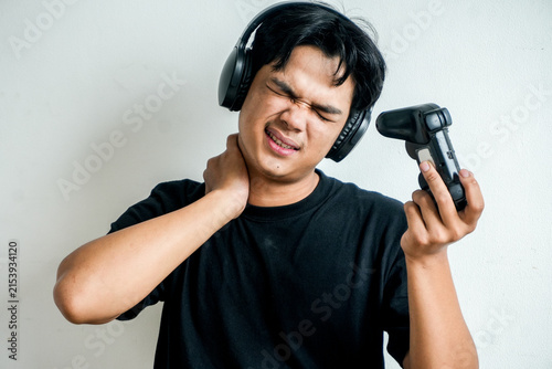 Cuadro en lienzo Asian Man Wincing in Pain While Massaging Neck Holding Game Controller Wearing H