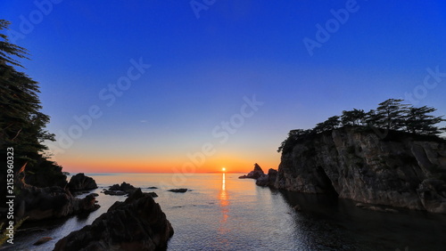 笹川流れ眼鏡岩海岸夕日