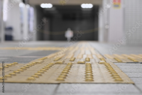 Obraz na płótnie 駅のコンコースに敷設された点字ブロック（視覚障害者誘導用ブロック）