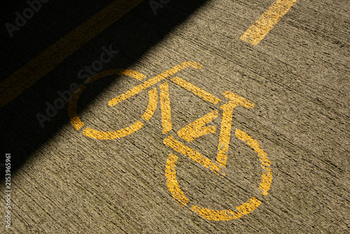 Canvastavla Yellow bicycle lane marking stands out on concrete ground