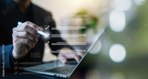 Foto Business professional using a laptop with digital checklist and check marks, illustrating task management, workflow, project planning, productivity, compliance, and successful task completion