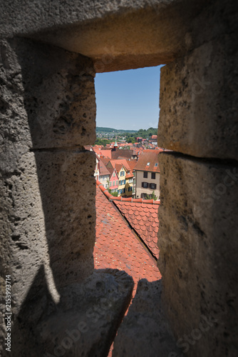 фотографія Blick durch eine Schießscharte auf die historische Altstadt der Universitätsstad