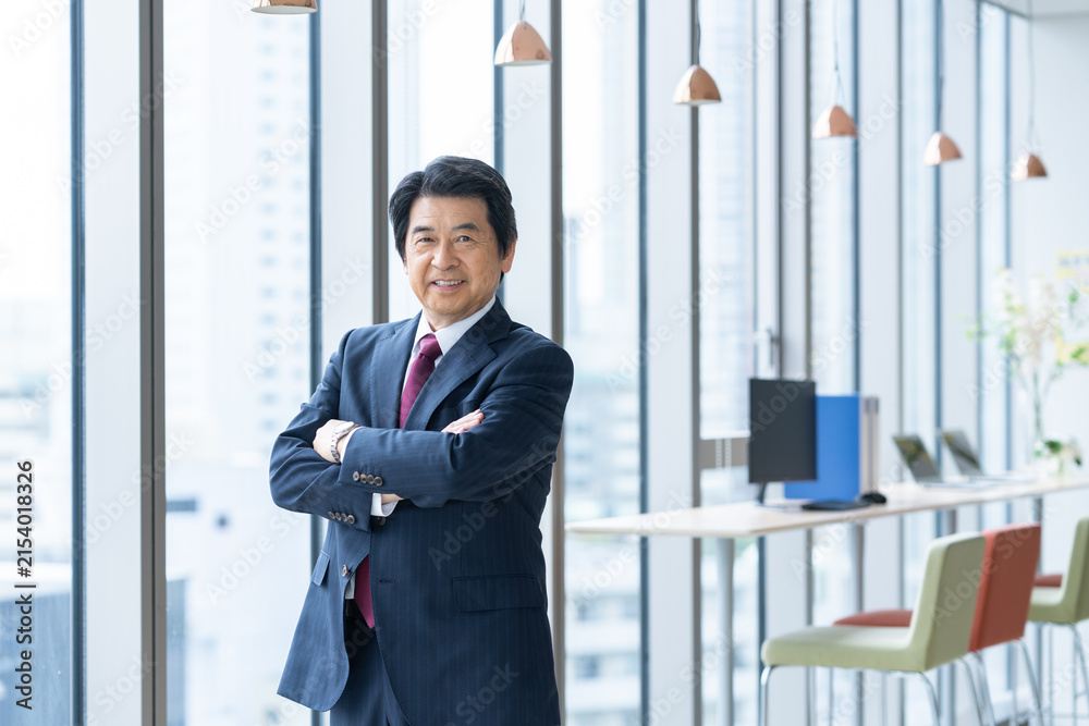 Fototapeta premium オフィスで働くエグゼクティブのビジネスマン 撮影協力：学校法人電波学園 東京電子専門学校