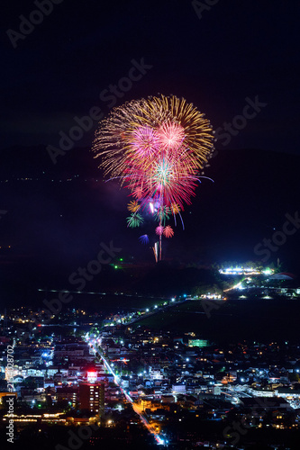 嬉野市の夏の夜空に広がる色鮮やかな打ち上げ花火