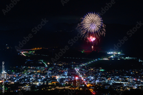 嬉野温泉の夜空に咲く夏まつり花火大会の大輪の花火