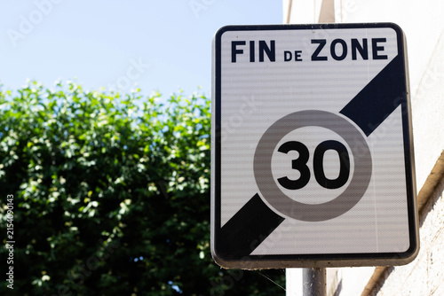Foto Traffic sign indicating end of speed limit zone with a maximum speed of 30 km/h,