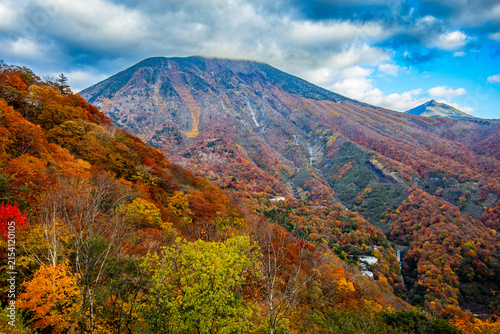 Foto 雲が架かる男体山と、手前に広がる見事な秋の紅葉風景