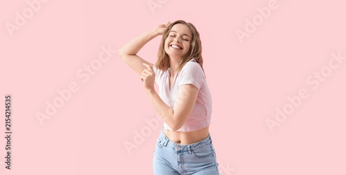 Foto Happy young woman with closed eyes and arms raised, expressing joy and freedom o