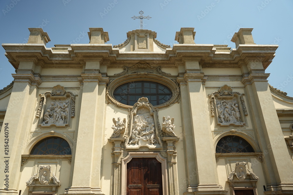 Fototapeta premium sculptures on buildings in Italy, Italian architecture
