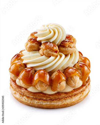 Saint-Honoré traditionnel sur fond blanc : pâte feuilletée, choux caramélisés et crème à la vanille pochée en volutes avec élégance. Une pâtisserie française raffinée et gourmande
