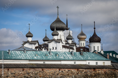Canvastavla View of the historic Solovetsky Monastery with its iconic onion domes rising above ancient stone walls under a cloudy sky in Solovetsky, Arkhangelsk Oblast, Russia