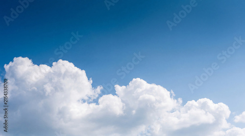 Fotografía Clear blue sky with soft white cumulus clouds stretching across the horizon, perfect for peaceful and airy designs