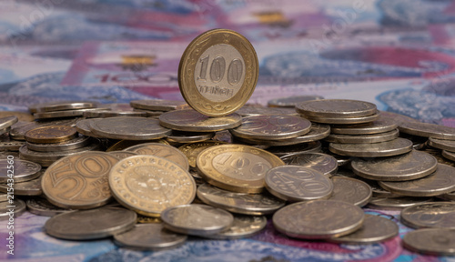 Quadro su tela A 100 Kazakhstani tenge coin set against a background of Kazakhstani coins of various denominations