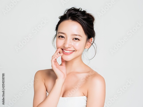 Obraz na płótnie 美しい肌と明るい笑顔が魅力的な若い日本人女性のポートレート