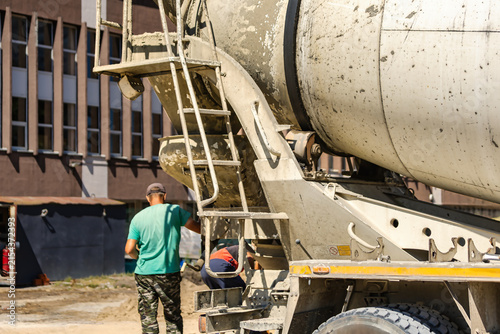 Foto A concrete mixer truck stands at a construction site