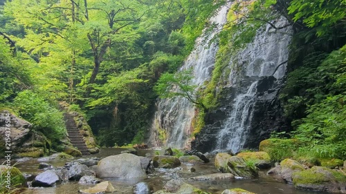 癒される自然の生音　日本の滝百選に選ばれる福井県池田町の龍双ヶ滝の風景　マイナスイオン漂う新緑と清涼感